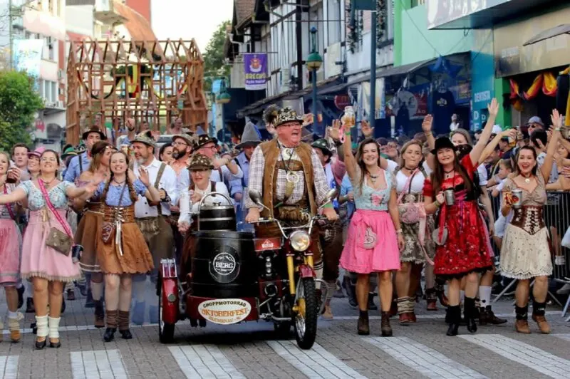Choppmotorrad celebra 40 anos com cerveja especial e reafirma tradição da Oktoberfest em Blumenau