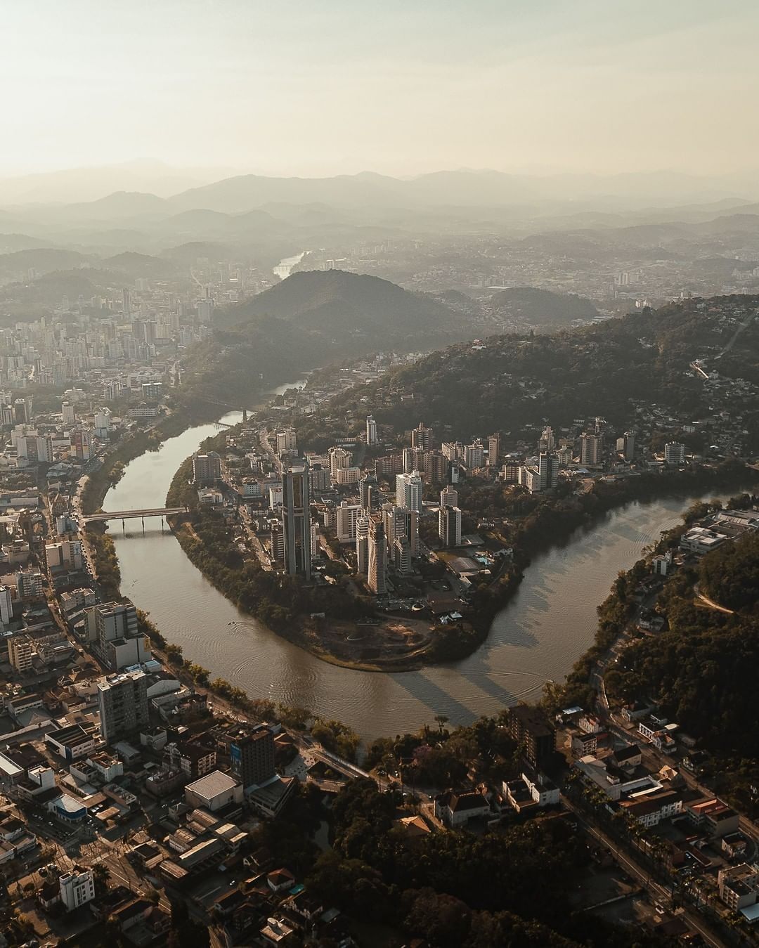 Massa de ar seco traz sol e chuva fraca a Blumenau e Vale do Itajaí