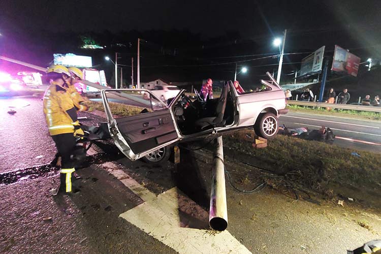 Acidente em Blumenau: Motorista fica preso às ferragens após carro colidir contra poste