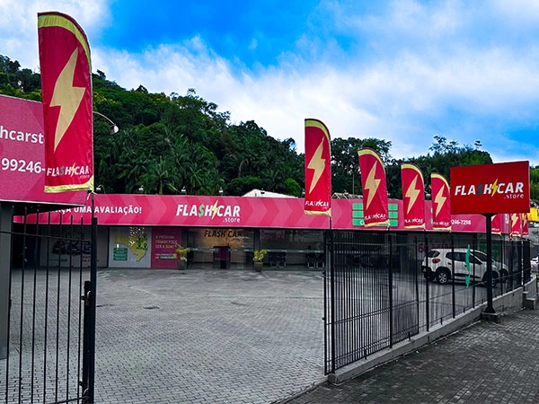 Flash Car Store amplia atuação em Blumenau com modelo que promete vender veículos em até 60 minutos
