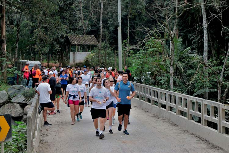 Centenas de blumenauenses se reúnem na 10ª Caminhada das Nascentes para valorizar a natureza local