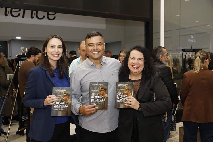 "Lançamento de livro sobre segurança pública reúne comunitários e autoridades em Blumenau"