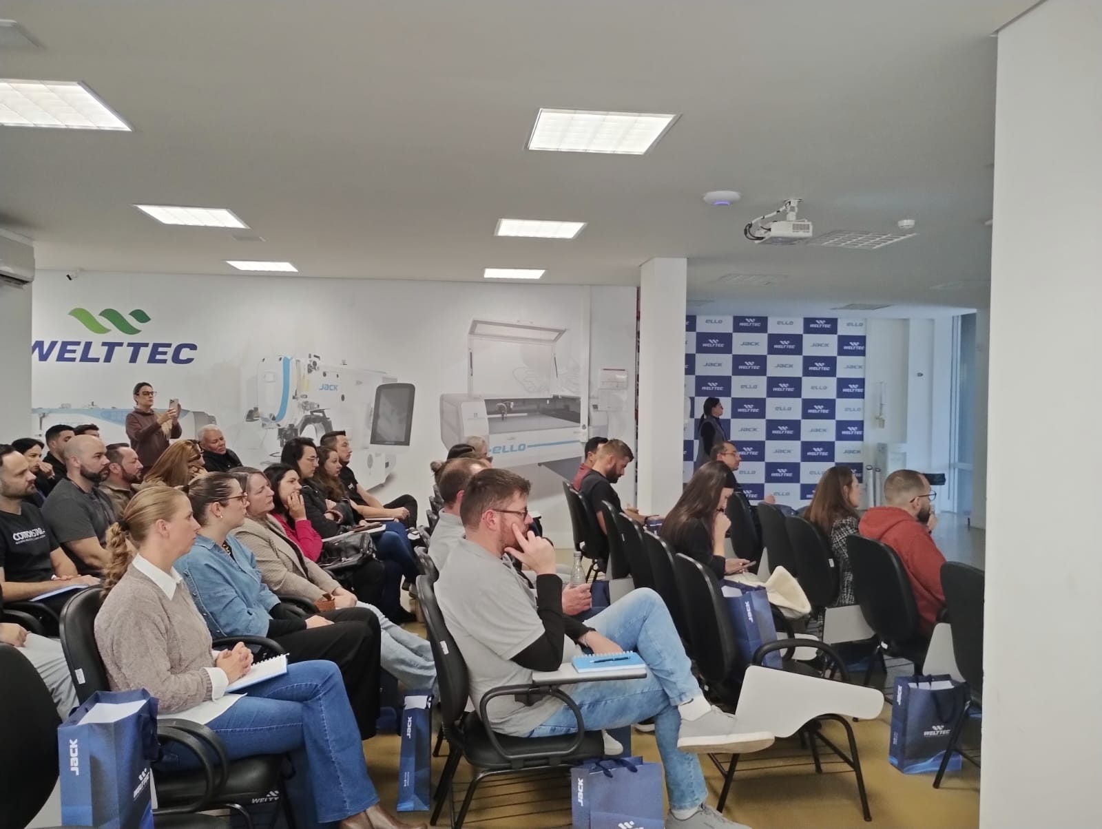 Programa do Sebrae/SC e Lojas Renner reúne empreendedores do setor têxtil em Blumenau