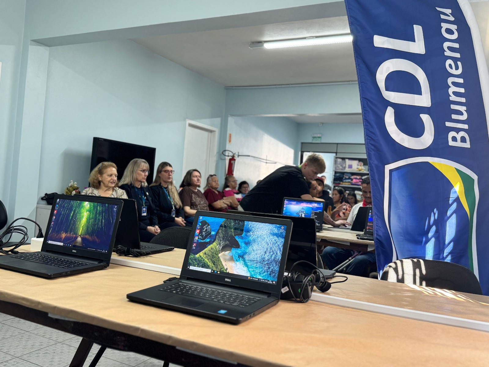 CDL Blumenau e Tec+ doam notebooks para ampliar inclusão digital na Abludef